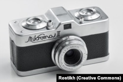 The Mikroma camera, developed in Czechoslovakia in 1949. The camera measures 7.5 centimeters from end to end – about the length of a cigarette lighter. It was the first miniature camera model used by the country’s secret police.