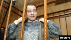 Igor Sutyagin stands in a Moscow courtroom during a session in April 2004 