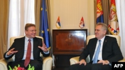 Serbian President Tomislav Nikolic (right) and EU Enlargement Commissioner Stefan Fuele in Belgrade