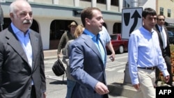 Russian President Dmitry Medvedev (center) and Victor Vekselberg (left) visit Palo Alto, California, in June 2010.