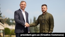 Ukrainian President Volodymyr Zelensky (right) and Polish President Andrzej Duda in Kyiv in August.