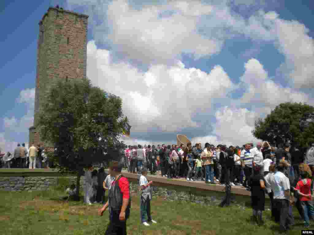 Kosovo Serbs attend a ceremony marking the battle in Gazimestan in 2010.