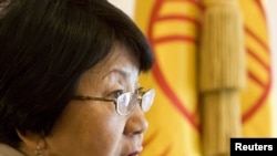 Interim government head Roza Otunbaeva expects to win support for a strengthened parliament. 