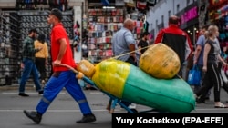 Migrant laborers work at a market in Moscow in 2021.