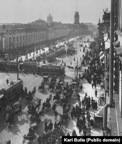 St. Petersburg’s main street, Nevsky Prospekt, on a busy morning in the early 1900s as photographed by Karl Bulla.