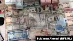 Real and counterfeit banknotes on display in Kabul (file photo)