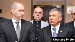 The president of Russia's Republic of Tatarstan, Rustam Minnikhanov (right) with the Czech Minister of Industry and Trade Martin Kuba (left) in Prague. 