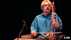 Kayhan Kalhor plays in Wahdat Hall in Tehran in July 2010.