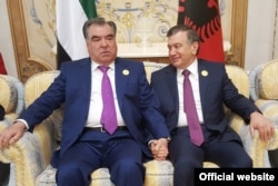 Uzbek President Shavkat Mirziyaev (right) with his Tajik counterpart Emomali Rahmon in Riyadh on May 21.