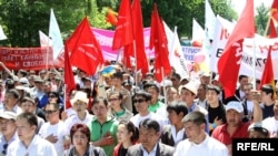 Supporters of Kyrgyzstan's interim government rally in Bishkek on May 16.