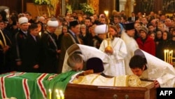 Orthodox priests bid farewell to Patriarch Aleksy.