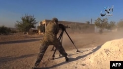 A video released by Aamaq News, which posts videos from the areas under Islamic State control, purportedly shows an IS militant firing a heavy machine gun.