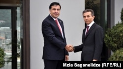 Georgian President Mikheil Saakashvili (left) met with Georgian Dream leader Bidzina Ivanishvili in Tbilisi on October 9.