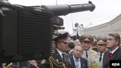 President Viktor Yushchenko (right) inspects military equipment after a parade to celebrate the 18th anniversary of Ukrainian Independence.