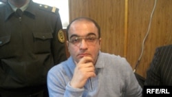 Eynulla Fatullayev in a Baku court in April