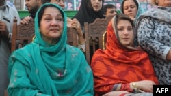 Maryam Nawaz (right) and Kulsoom Nawaz in 2013