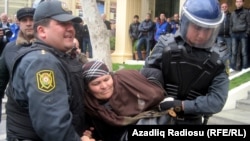 Riot police break up the protest in Baku on April 2. (file photo)