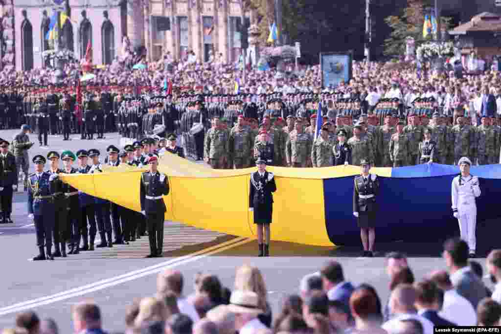 Ukrainian soldiers march with their country&#39;s national flag on Independence Square.