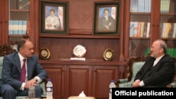 Armenian Defense Minister Seyran Ohanian (left) meets with Iranian Foreign Minister Manuchehr Mottaki in Tehran on July 18.