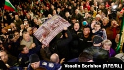 Софиядаги Миллий театр олдида норозилик намойиши. Болгария, 7 ноябрь, 2024.