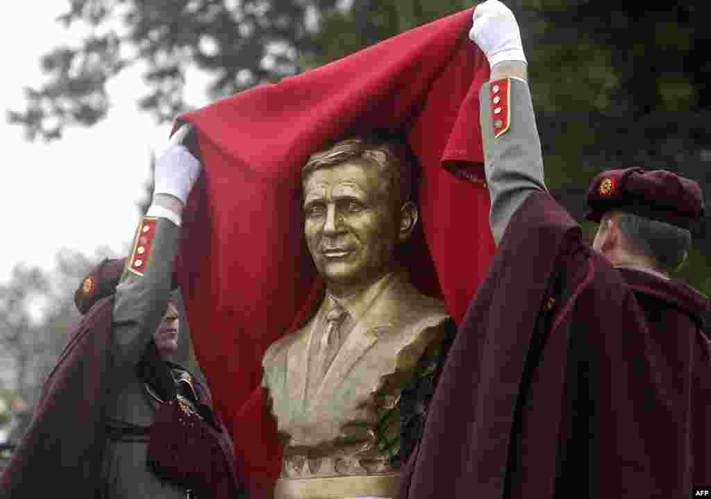 Soldiers unveil a statue of late Macedonian President Boris Trajkovski, who died in a plane crash in 2004.