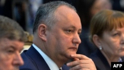 Moldovan President Igor Dodon (center) has touted the Eurasian Economic Union as an alternative to the EU. (file photo)