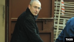 Former Yukos CEO Mikhail Khodorkovsky in a Moscow courtroom