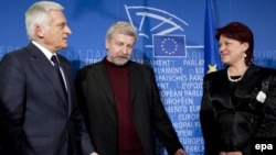 EU Parliament President Jerzy Buzek (left) welcomes Andzelika Borys (right), chairwoman of the Union of Poles in Belarus, and Alyaksandr Milinkevich, Belarus opposition leader, prior to a meeting at the EU Parliament in Brussels on February 23.