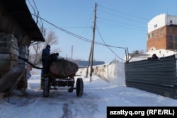 Ауыл тұрғындары цистернаға барда құйып жатыр. Айдабол ауылы Ақмола облысы, 26 ақпан 2021 жыл.