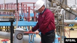 An employee at the OzenMunaiGaz facility in Zhana Ozen (file photo)