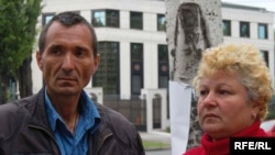 The parents of Ilie Cazac on a hunger strike in front of the Russian Embassy in Chisinau on June 17