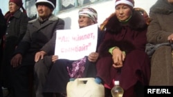 Protesters in the Osh region gather to show their support for Isakov. 