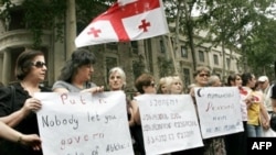 Georgians forming a human chain at a protest in Tbilisi on September 1