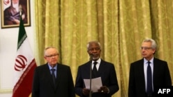 Former UN chief Kofi Annan (center), former Finnish President Martti Ahtisaari (left), and former Mexican President Ernesto Zedillo read a statement to the press in Tehran on January 27.