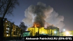 Smoke rises above the multistory shopping center in the Siberian city of Kemerovo on March 25.