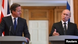 British Prime Minister David Cameron (left) and Russian President Vladimir Putin failed to overcome differences on Syria during talks in London on June 16.