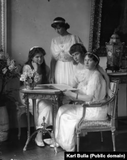 The daughters of Russia’s last tsar pose for Bulla in 1914.