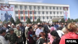 Ousted President Bakiev's supporters take over a government building in Osh