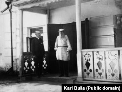 Bulla (left) with Tolstoy during the 1908 photo session.