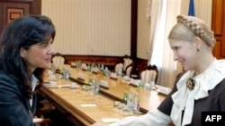 Ukrainian Prime Minister Yulia Tymoshenko (right) meets with IMF envoy Ceyla Pazarbasioglu in Kyiv on October 17.