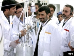 Iranian President Mahmud Ahmadinejad (center) inspecting the Natanz nuclear plant in central Iran