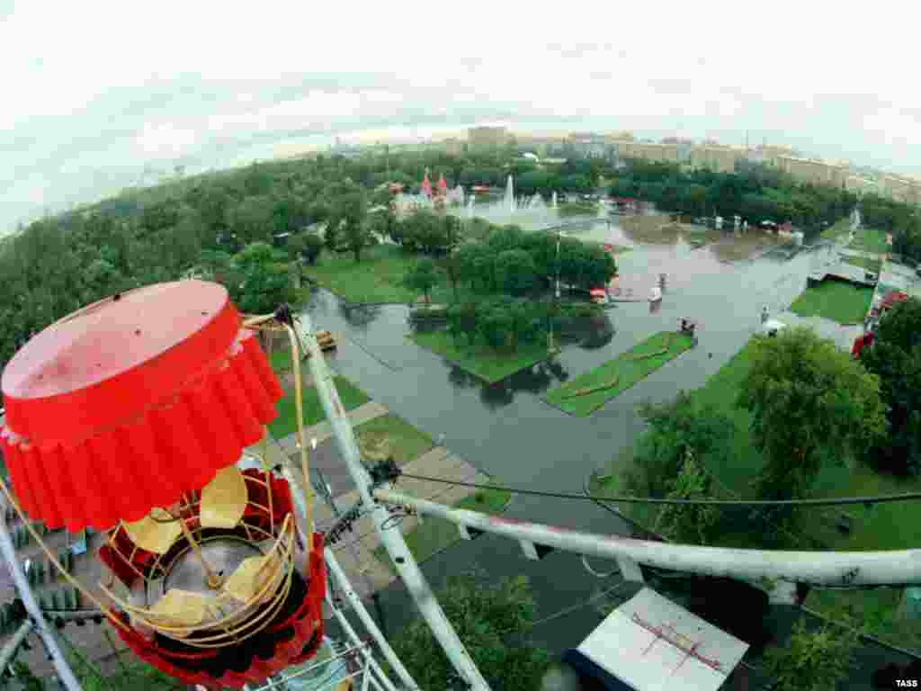 Although the park and its attractions remained popular with Muscovites, they were starting to suffer from neglect by the turn of this century.&nbsp;