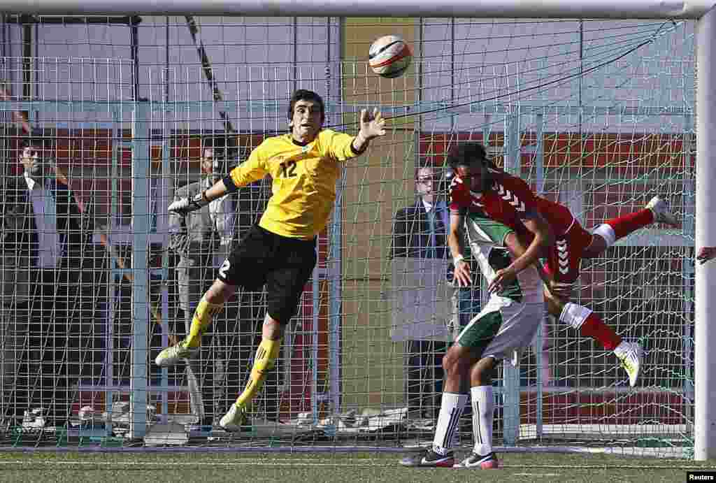 Pakistan&#39;s goalkeeper Saqib Hanif (L). 