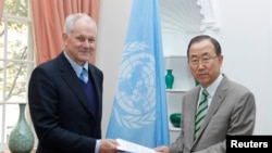 Ake Sellstrom (left), head of the chemical-weapons team working in Syria, hands his report to UN Secretary-General Ban Ki-moon on September 15.