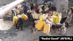 Children fetch water in the city of Kulab, in Tajikistan's Khatlon region. (file photo)