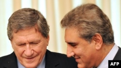 Pakistan's Foreign Minister Shah Mehmood Qureshi (R) and U.S. special envoy Richard Holbrooke