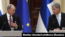 Russian President Vladimir Putin (left) and Finnish President Sauli Niinisto hold a joint news conference in the Presidental Palace in Helsinki on August 21.