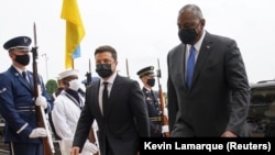 U.S. Defense Secretary Lloyd Austin (right) escorts Ukrainian President Volodymyr Zelenskiy into the Pentagon on August 31.