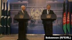 Afghan Foreign Minister Zalmay Rasul (left) and Pakistani prime ministerial adviser on foreign affairs and national security Sartaj Aziz speak during a press conference in Kabul on July 21.