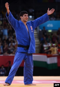 Lasha Shavdatuashvili celebrates after beating Hungary's Miklos Ungvari on July 29.